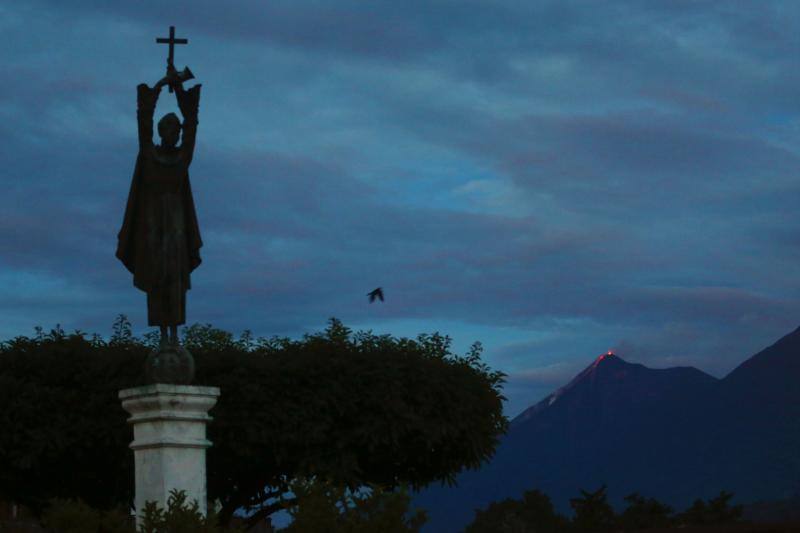 El volcán situado en Alotenango, Guatemala, entra en erupción por sexta vez en el año con dos flujos de lava y partículas de ceniza que caen en comunidades aledañas. El Instituto Nacional de Sismología indicó que por el momento no es necesario realizar evacuaciones.