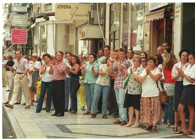 Imagen secundaria 1 - Las autoridades muestran su rechazo al acto terrorista en la noche del sábado 12 de julio y los ciudadanos piden la libertad en la plaza de la Constitución, horas antes de cumplirse el plazo (arriba); altar a las puertas del Ayuntamiento (derecha); minutos de silencio en calle Larios la mañana del 14 de julio (izquierda)
