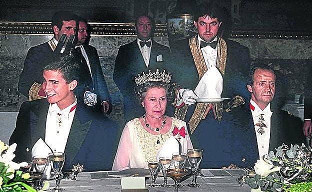 Isabel II visitó oficialmente España en 1988. En la imagen, en la cena de gala.