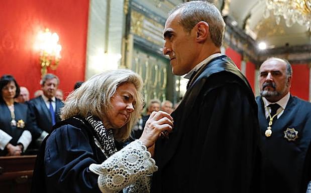 Madrigal (i), condecora a Luzón. 