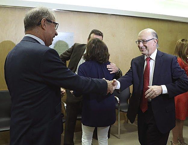 El ministro Cristóbal Montoro con los consejeros autonómicos en un Consejo de Política Fiscal.