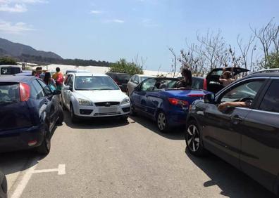 Imagen secundaria 1 - El Peñón del Cuervo suele agotar sus plazas a primera hora de la mañana. Abajo, a la izquierda, en la playa de Maro se ha colocado una barrera para evitar problemas. A la derecha, los coches, totalmente girados en la zona de El Tintero.