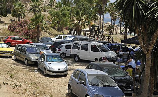 Imagen principal - El Peñón del Cuervo suele agotar sus plazas a primera hora de la mañana. Abajo, a la izquierda, en la playa de Maro se ha colocado una barrera para evitar problemas. A la derecha, los coches, totalmente girados en la zona de El Tintero.