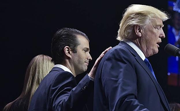 Trump Jr. da una palmada en la espalda a su padre. 