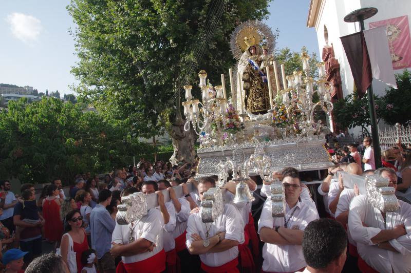 La Virgen del Carmen ya ha comenzado a bendecir el litoral malagueño. La patrona de los marineros recorre en procesión varios barrios de la capital