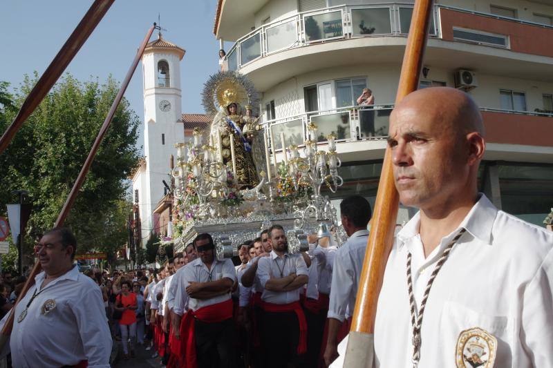 La Virgen del Carmen ya ha comenzado a bendecir el litoral malagueño. La patrona de los marineros recorre en procesión varios barrios de la capital
