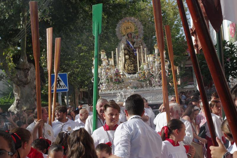 La Virgen del Carmen ya ha comenzado a bendecir el litoral malagueño. La patrona de los marineros recorre en procesión varios barrios de la capital