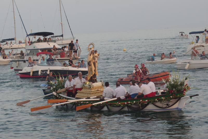 La Virgen del Carmen ya ha comenzado a bendecir el litoral malagueño. La patrona de los marineros recorre en procesión varios barrios de la capital como El Palo y Pedregalejo.