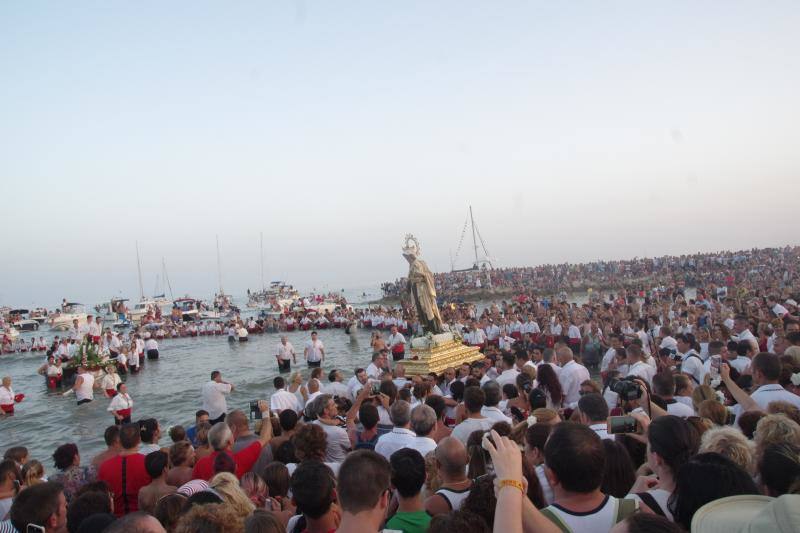 La Virgen del Carmen ya ha comenzado a bendecir el litoral malagueño. La patrona de los marineros recorre en procesión varios barrios de la capital como El Palo y Pedregalejo.