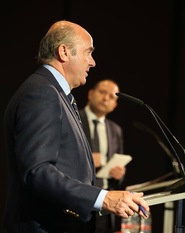 El ministro de Economía, Industria y Competitividad, Luis de Guindos, repasó el estado de la economía española en un desayuno coloquio organizado por SUR y Unicaja Banco.