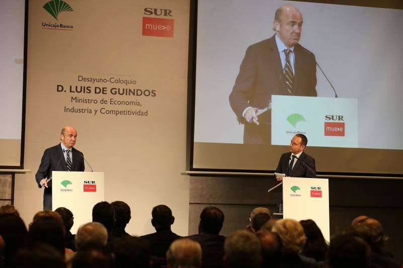 El ministro de Economía, Industria y Competitividad, Luis de Guindos, repasó el estado de la economía española en un desayuno coloquio organizado por SUR y Unicaja Banco.
