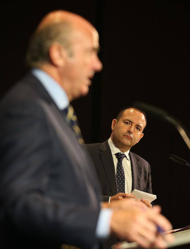 El ministro de Economía, Industria y Competitividad, Luis de Guindos, repasó el estado de la economía española en un desayuno coloquio organizado por SUR y Unicaja Banco.