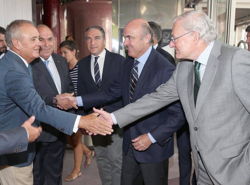 El ministro de Economía, Industria y Competitividad, Luis de Guindos, repasó el estado de la economía española en un desayuno coloquio organizado por SUR y Unicaja Banco.