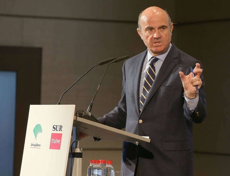 El ministro de Economía, Industria y Competitividad, Luis de Guindos, repasó el estado de la economía española en un desayuno coloquio organizado por SUR y Unicaja Banco.