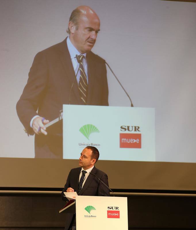 El ministro de Economía, Industria y Competitividad, Luis de Guindos, repasó el estado de la economía española en un desayuno coloquio organizado por SUR y Unicaja Banco.
