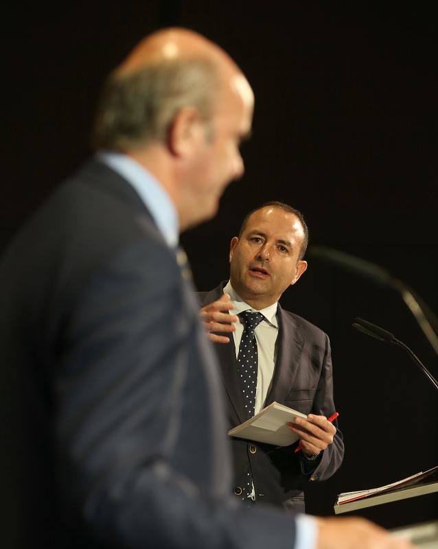 El ministro de Economía, Industria y Competitividad, Luis de Guindos, repasó el estado de la economía española en un desayuno coloquio organizado por SUR y Unicaja Banco.