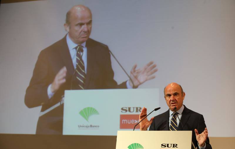 El ministro de Economía, Industria y Competitividad, Luis de Guindos, repasó el estado de la economía española en un desayuno coloquio organizado por SUR y Unicaja Banco.