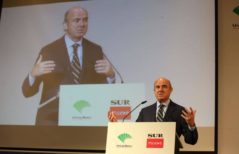 El ministro de Economía, Industria y Competitividad, Luis de Guindos, repasó el estado de la economía española en un desayuno coloquio organizado por SUR y Unicaja Banco.