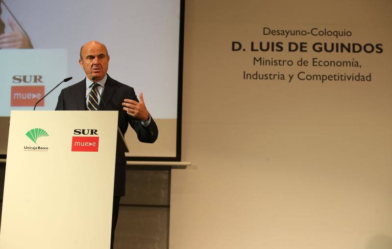 El ministro de Economía, Industria y Competitividad, Luis de Guindos, repasó el estado de la economía española en un desayuno coloquio organizado por SUR y Unicaja Banco.