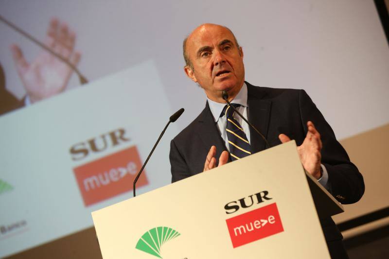 El ministro de Economía, Industria y Competitividad, Luis de Guindos, repasó el estado de la economía española en un desayuno coloquio organizado por SUR y Unicaja Banco.
