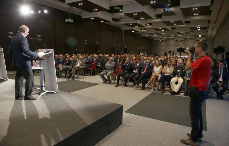 El ministro de Economía, Industria y Competitividad, Luis de Guindos, repasó el estado de la economía española en un desayuno coloquio organizado por SUR y Unicaja Banco.