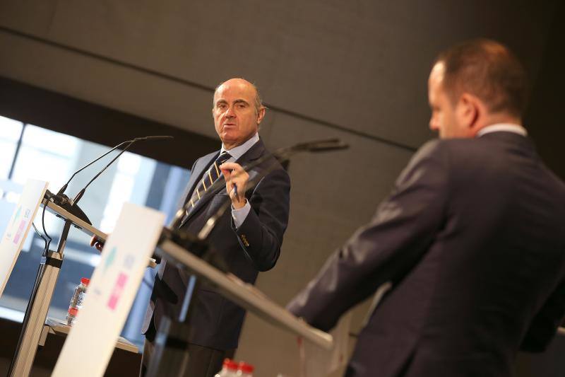 El ministro de Economía, Industria y Competitividad, Luis de Guindos, repasó el estado de la economía española en un desayuno coloquio organizado por SUR y Unicaja Banco.