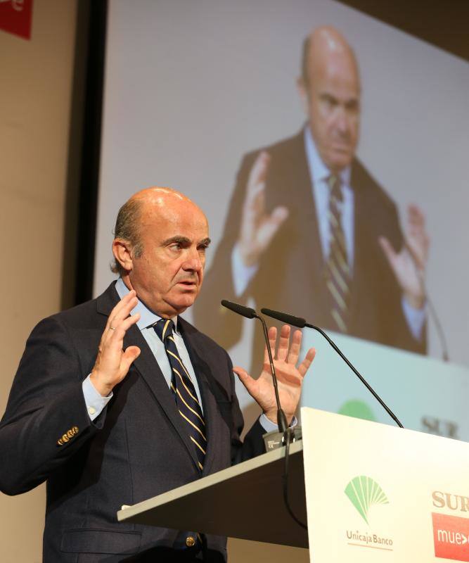 El ministro de Economía, Industria y Competitividad, Luis de Guindos, repasó el estado de la economía española en un desayuno coloquio organizado por SUR y Unicaja Banco.