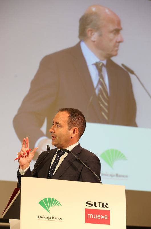 El ministro de Economía, Industria y Competitividad, Luis de Guindos, repasó el estado de la economía española en un desayuno coloquio organizado por SUR y Unicaja Banco.