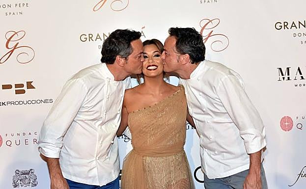 Imagen principal - Los televisivos hermanos Torres besan a Longoria. Abajo, a la izquieda, Ana Obregón. A la derecha, Olivia de Borbón y Julián Porras, en un instante amoroso.