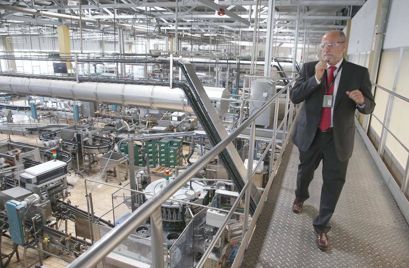 La planta cervecera, que cumple 51 años de historia, tiene una plantilla media de 125 empleados directos y realiza compras a proveedores locales por valor de 14 millones de euros. Produce más de 150 referencias distintas de las marcas San Miguel, Alhambra y Mahou