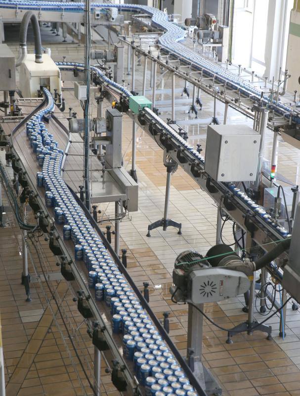 La planta cervecera, que cumple 51 años de historia, tiene una plantilla media de 125 empleados directos y realiza compras a proveedores locales por valor de 14 millones de euros. Produce más de 150 referencias distintas de las marcas San Miguel, Alhambra y Mahou