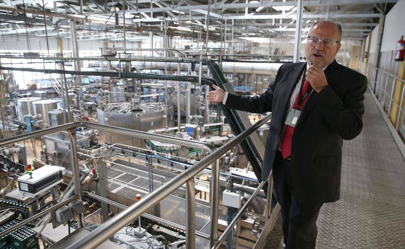 La planta cervecera, que cumple 51 años de historia, tiene una plantilla media de 125 empleados directos y realiza compras a proveedores locales por valor de 14 millones de euros. Produce más de 150 referencias distintas de las marcas San Miguel, Alhambra y Mahou