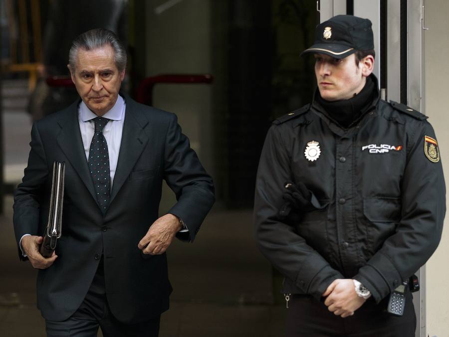 Miguel Blesa a su salida de la Audiencia Nacional en marzo de 2014 tras declarar como imputado por el caso de las tarjetas 'black'.