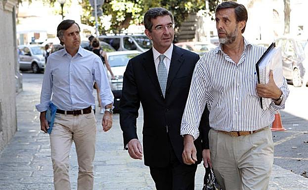 Zoilo Ruiz-Mateos (d), su abogado (c), y su hermano Pablo Ruiz-Mateos.