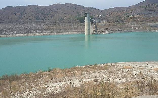 La presa de La Viñuela amenaza con tocar fondo. 