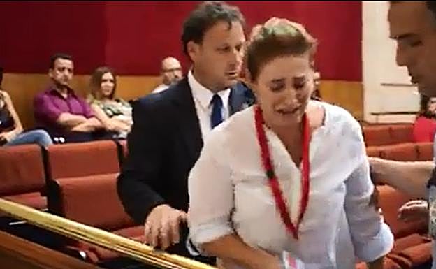 Llora mientras se dirige a los diputados 