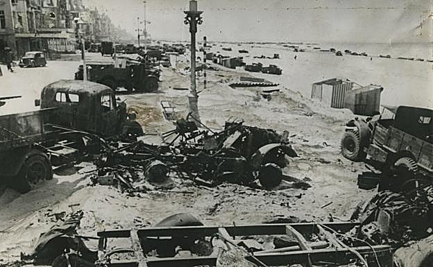 Imagen principal - En la imagen superior, vehículos abandonados por el Ejército británico en Dunkerque, donde los zapadores e ingenieros construyeron un espigón con camiones para facilitar el rescate. Por último, un barco lleno de soldados ingleses llega al Reino Unido. 