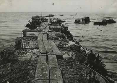 Imagen secundaria 1 - En la imagen superior, vehículos abandonados por el Ejército británico en Dunkerque, donde los zapadores e ingenieros construyeron un espigón con camiones para facilitar el rescate. Por último, un barco lleno de soldados ingleses llega al Reino Unido. 