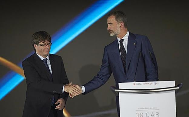 Puigdemont saluda al rey Felipe VI este miércoles..
