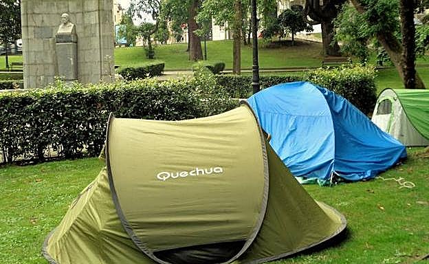 Las tres tiendas de campaña instaladas en el Campo.