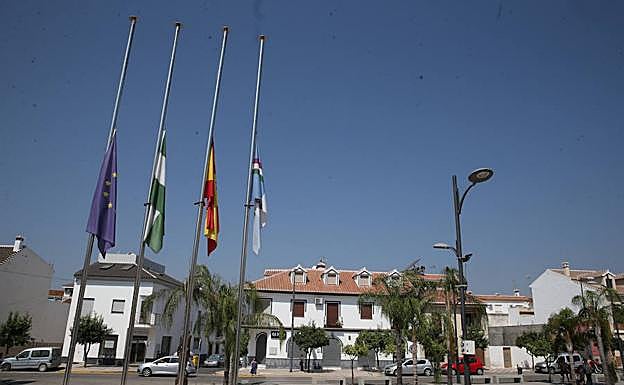 Banderas a media asta en señal de luto por Lucía.