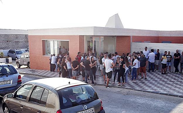 Numerosos vecinos acudieron al tanatorio de Alhaurín para acompañar a la familia. 