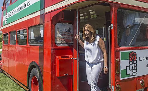 Susana Díaz sale de uno de los primeros autobuses electorales del PSOE andaluz. 