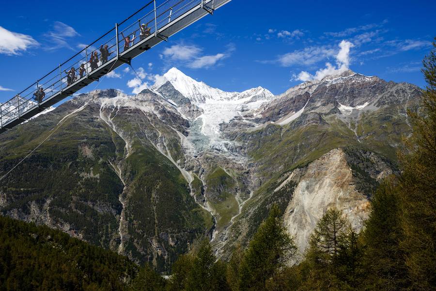 La inauguración del puente colgante peatonal más grande del mundo fue el pasado 29 de julio, con una longitud de 494m. El puente está situado en el Europaweg que conecta las localidades de Zermatt y Graechen.