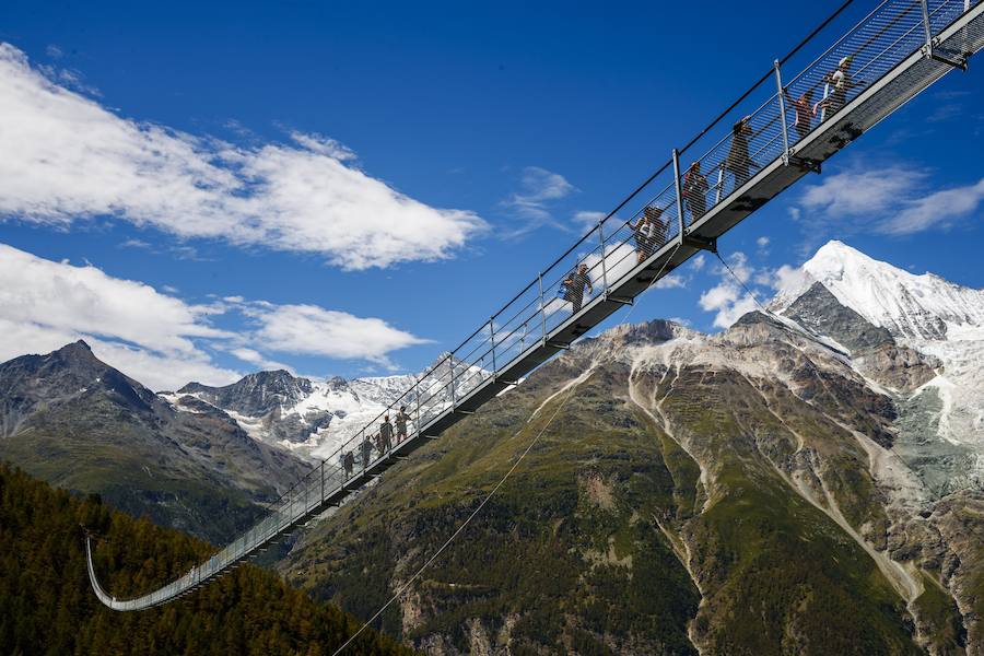 La inauguración del puente colgante peatonal más grande del mundo fue el pasado 29 de julio, con una longitud de 494m. El puente está situado en el Europaweg que conecta las localidades de Zermatt y Graechen.