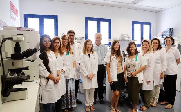 El equipo del Laboratorio de Biología Molecular del Cáncer y su director, Emilio Alba.