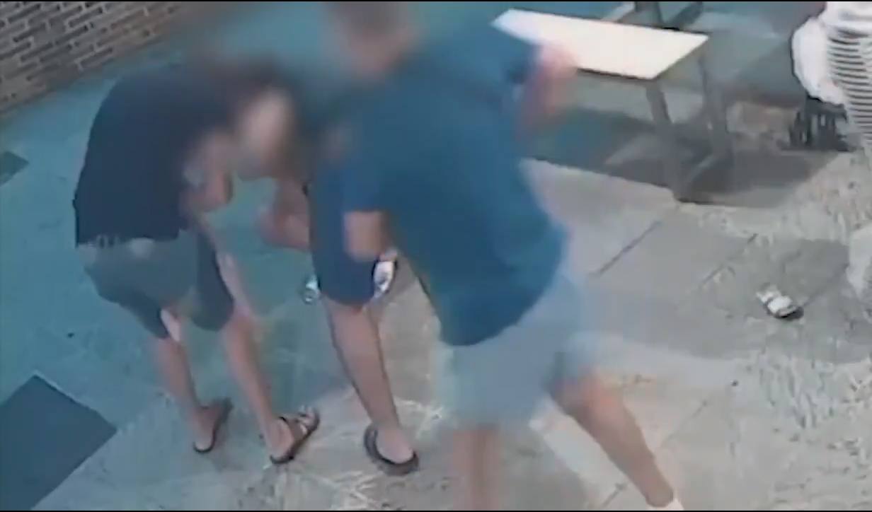 Momento en el que el agente le practica la maniobra a la pequeña.