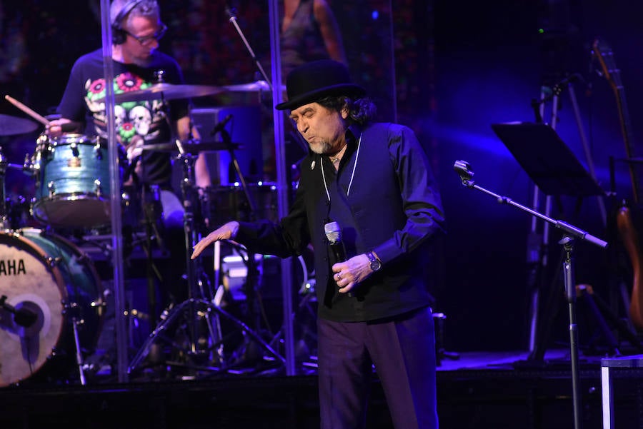 El considerado por muchos el mejor cantautor rock de este país, Joaquín Sabina, actuó anoche en el escenario de Starlite en Marbella ante 3.000 personas que agotaron todas las entradas disponibles en el recinto, algo que viene siendo habitual en esta gira de presentación de su nuevo disco ‘Lo niego todo’.