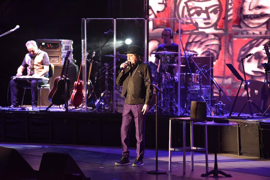 El considerado por muchos el mejor cantautor rock de este país, Joaquín Sabina, actuó anoche en el escenario de Starlite en Marbella ante 3.000 personas que agotaron todas las entradas disponibles en el recinto, algo que viene siendo habitual en esta gira de presentación de su nuevo disco ‘Lo niego todo’.