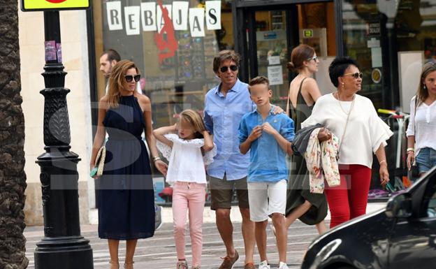 Díaz y Troconis, con sus hijos, en Puerto Banús. 